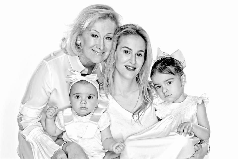 Raquel Sada de Rodríguez con su hija Raquel Rodríguez de Mijares y sus nietos Martha y Amaya Mijares Rodríguez