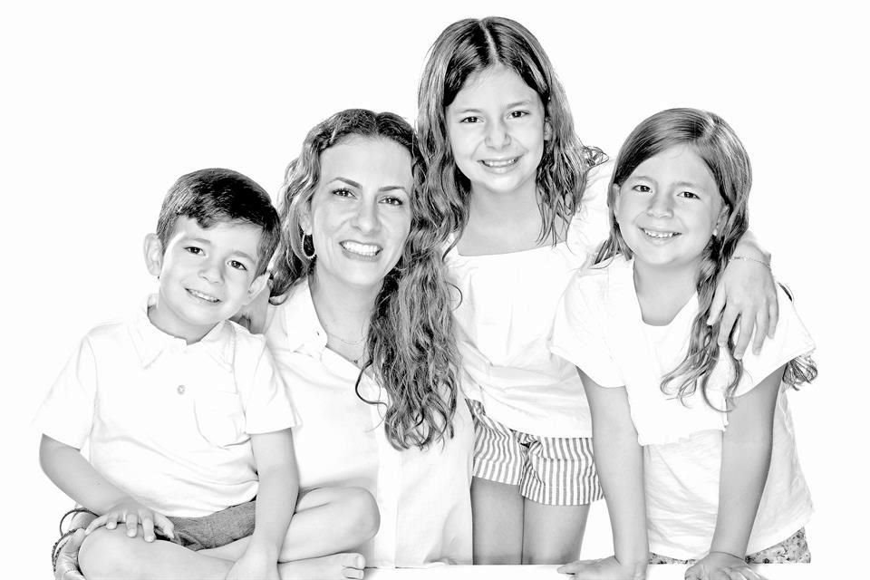 Michelle Andonie de Garza con sus hijos Javier, Emilia y Alana Garza Andonie