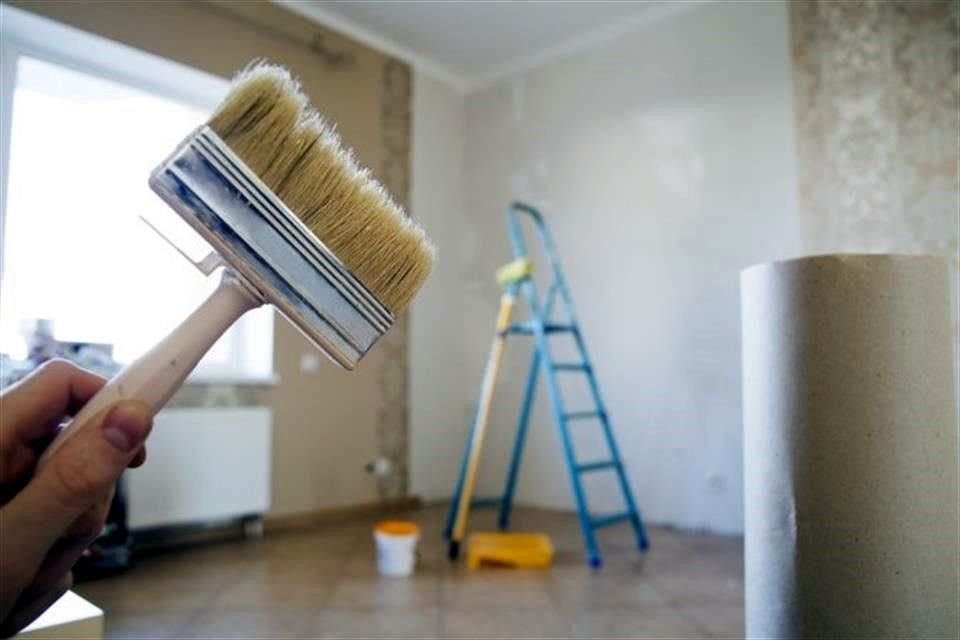El trabajo de remodelación puede ser tan grande como tú quieras.<br>Una opción es cambiar el color de los muros y agregar papel tapiz.