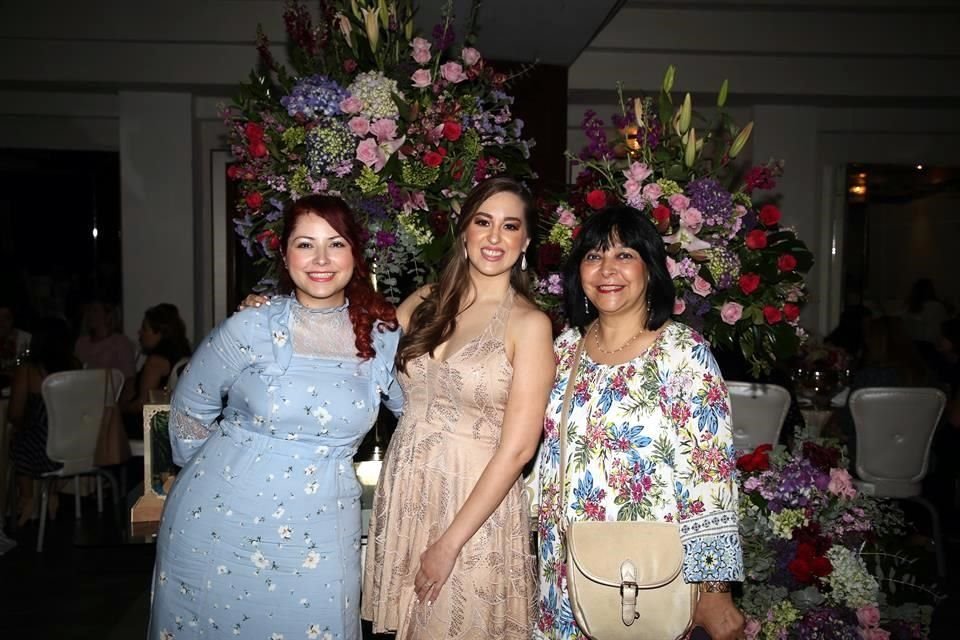 Karina Peña, Laura Flores González y Alma Morales de Peña