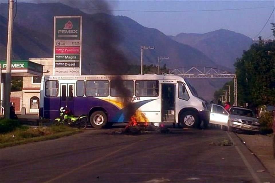 Pobladores de Acultzingo, Veracruz, bloquearon la vía federal 150 en Tecamalucan, Veracruz.