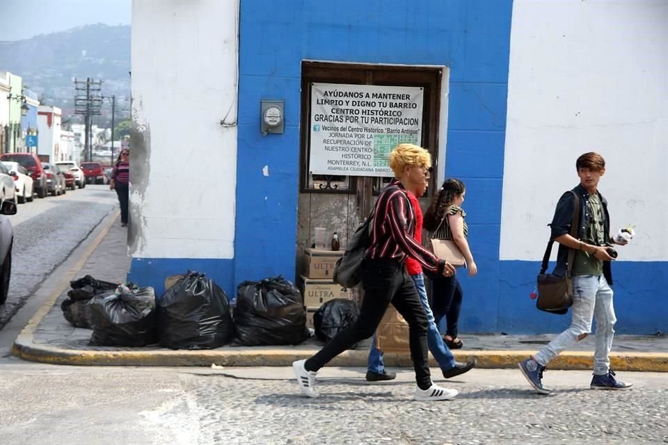 En calles del Centro de Monterrey abundan las bolsas de basura y de contenedores rebasados.