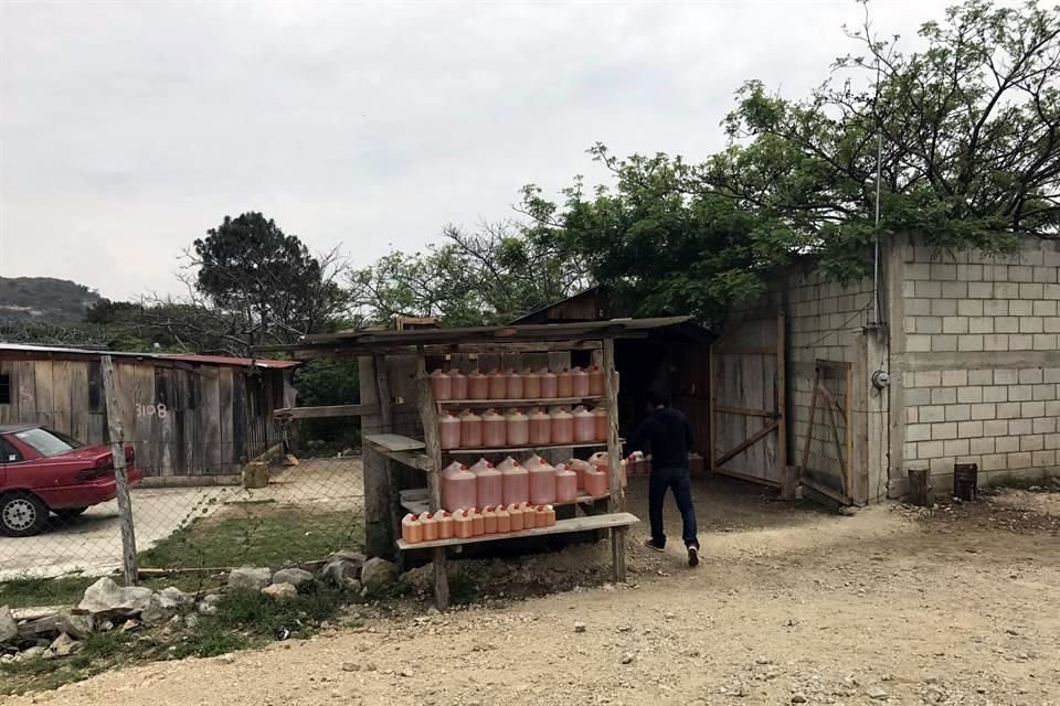Los pobladores revenden la gasolina que compran en Guatemala.