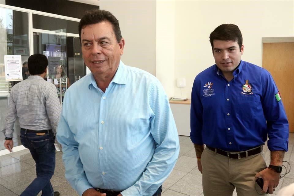 El Alcalde de Cerralvo, Baltazar Martínez acudió junto con otros munícipes a las oficinas de la Secretaría de Desarrollo Sustentable del Estado para pedir que no cerraran la pedrera.