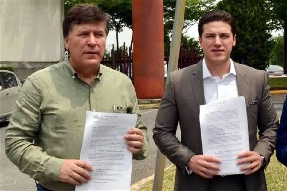 Alfonso Martínez (izq.) y Samuel García presentaron la solicitud de amparo contra la CRE.
