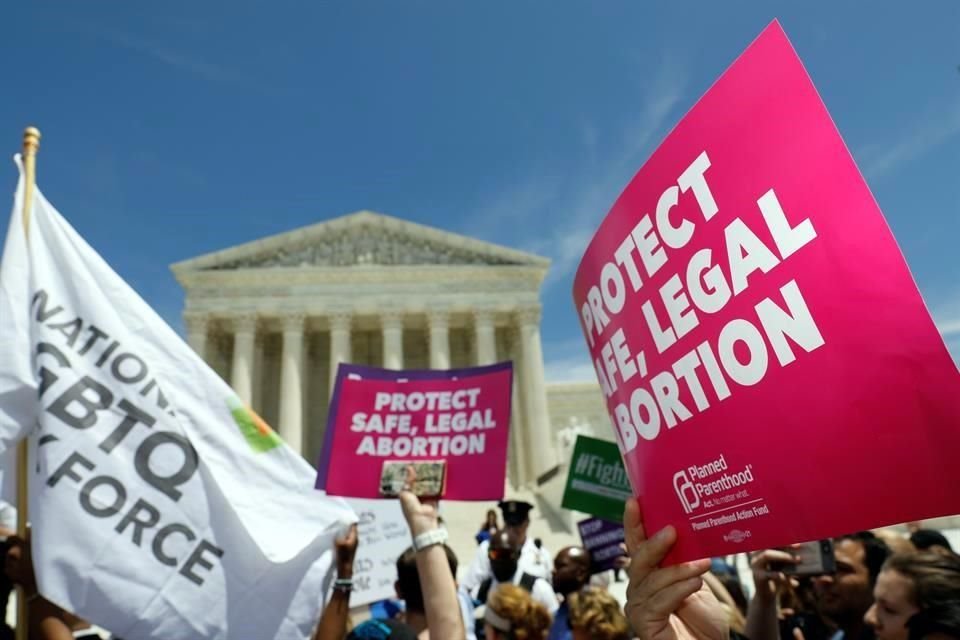 Manifestantes llamaron a frenar los vetos al aborto frente a la Corte Suprema en Washington.