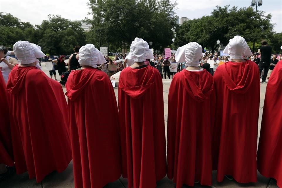 En Texas, varias mujeres protestaron con disfraces basados en la novela distópica 'El cuento de la criada', de Margaret Atwood, donde el Gobierno restringe todas las libertades de las mujeres.