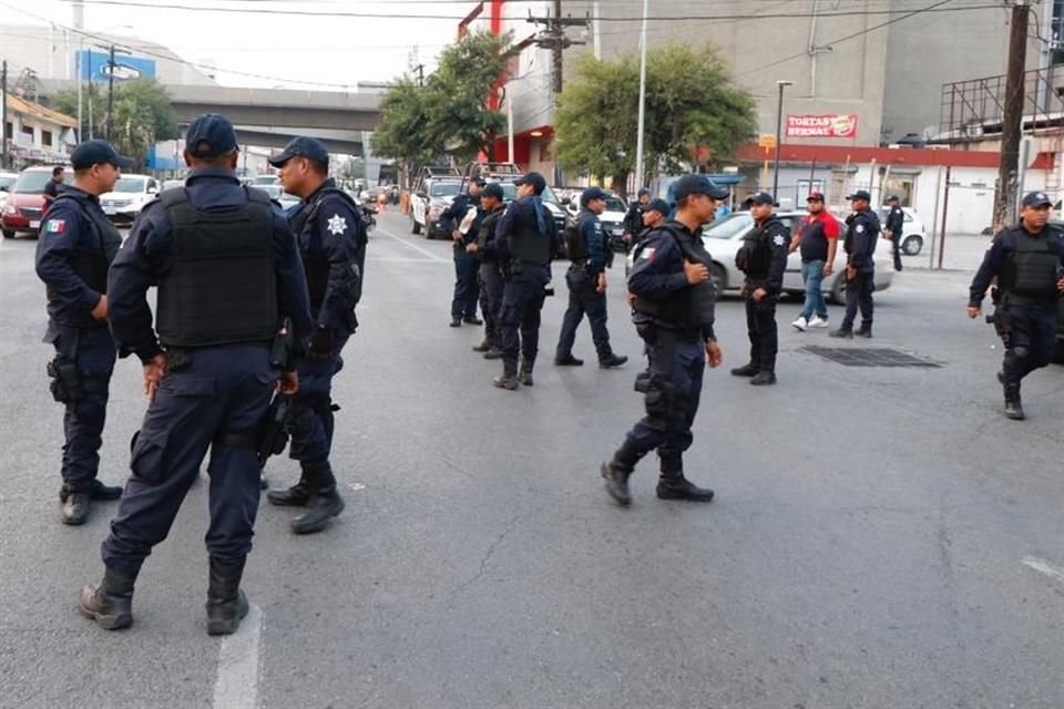 Al menos 30 policías vigilaron los operativos ante la posible reacción de los comerciantes.