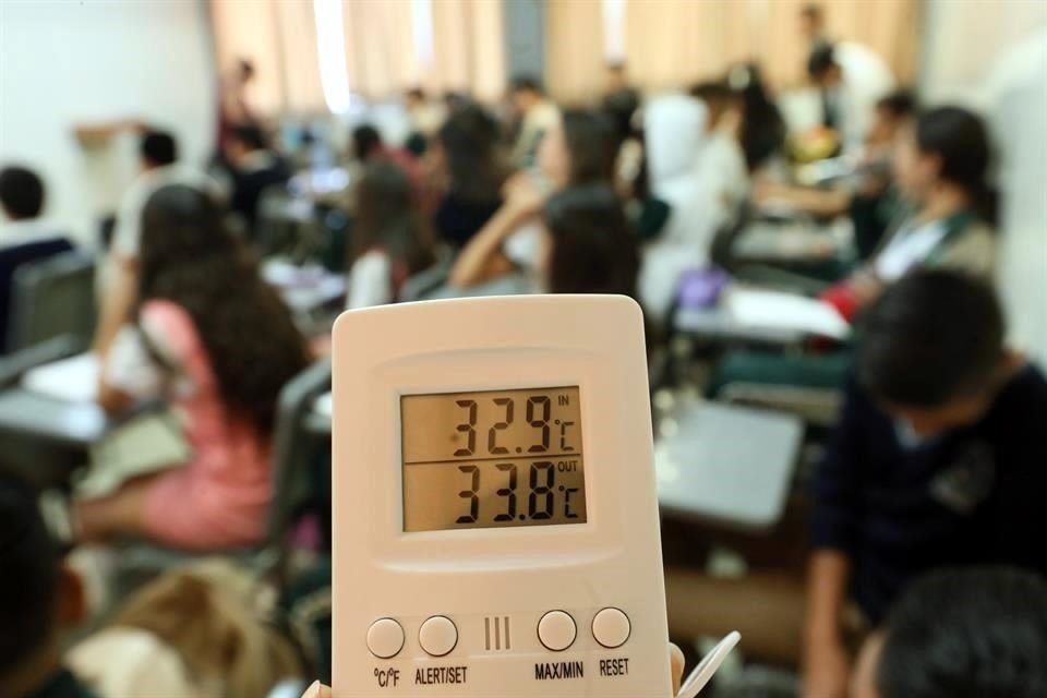 El pasado 13 de mayo, a las 15:59 horas, en el salón de quinto de la Primaria Federal 'Francisco Rojas González' de Tlajomulco, la sensación térmica fue casi de 34 grados.