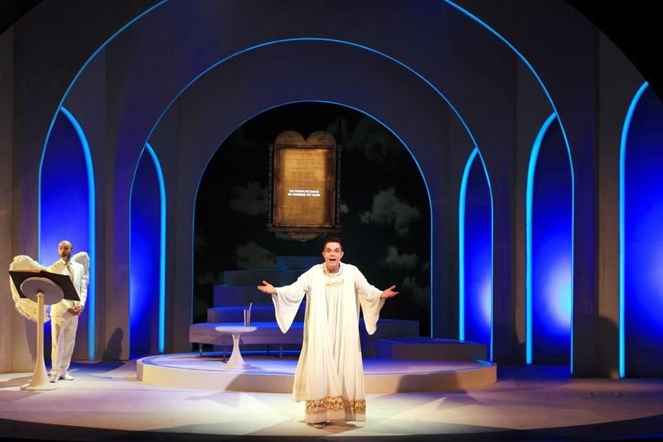 Horacio Villalobos ofreció en el Auditorio del Pabellón M la puesta en escena 'Un Acto de Dios'.