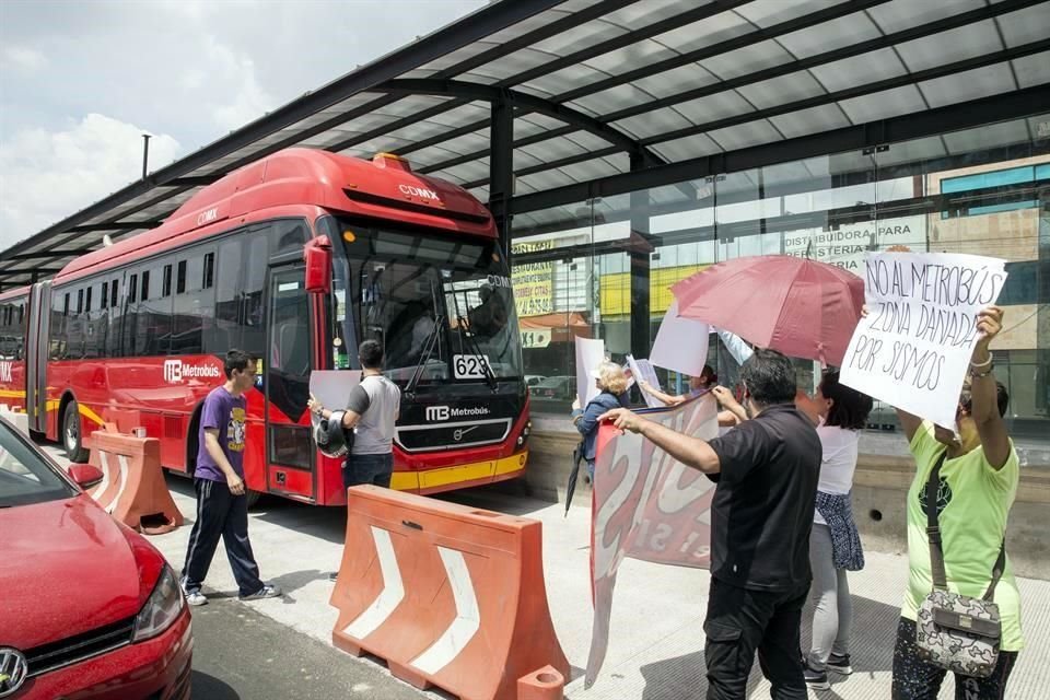 Vecinos de colonias aledañas al trazo de la ampliación de la Línea 5 del Metrobús boicotearon un viaje de prueba de una de las unidades nuevas que pretendía circular sobre Avenida Cafetales