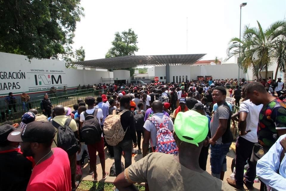 Decenas de migrantes, en su mayoría africanos, siguen esperando para realizar sus trámites de regularización en la estación migratoria siglo 21 de Tapachula.