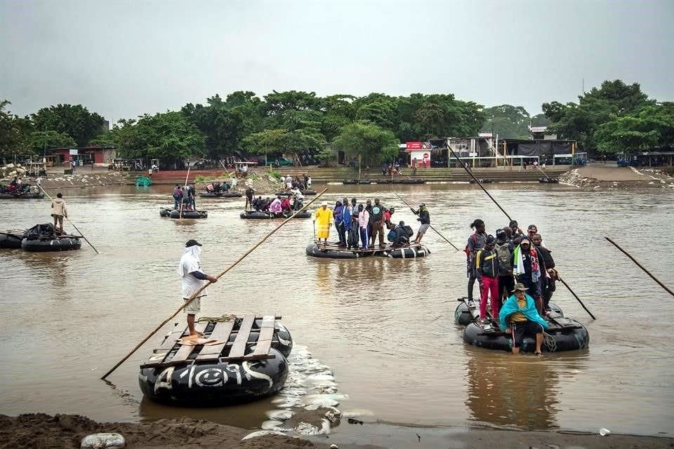 El flujo de centroamericanos o de migrantes de otras latitudes hacia México no cesa en su cruce por el Río Suchiate.