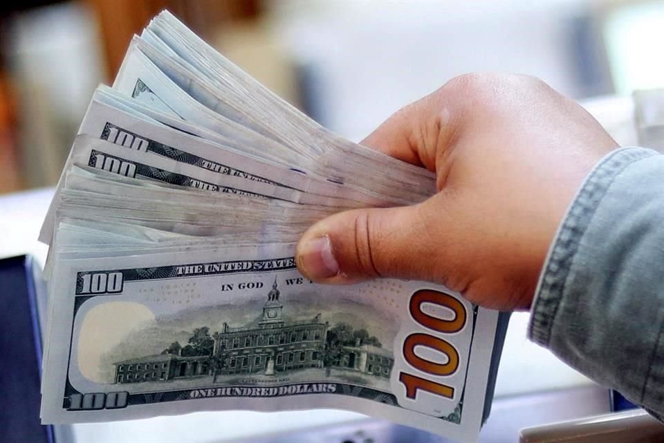Al mayoreo, el dólar ganó 34.80 centavos, al ofrecerse a 22.6830 pesos.