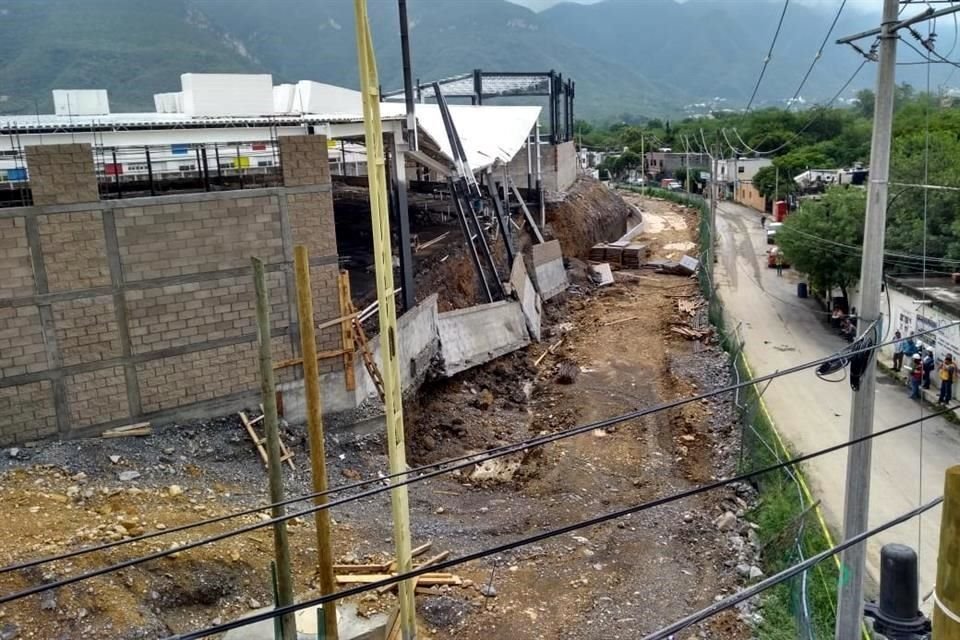 Un deslave arrastró el muro de una construcción en El Uro, dañando además el techo.