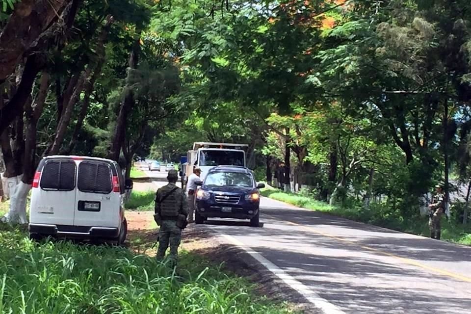 Elementos de seguridad patrullan en carreteras en la frontera de Chiapas con Guatemala.