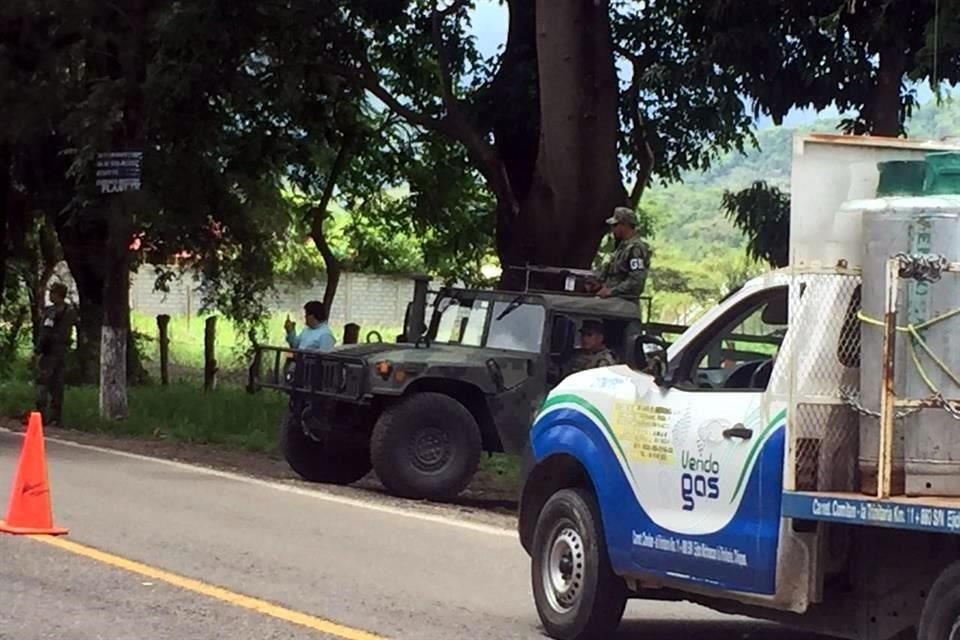Elementos con la insignia de la Guardia Nacional patrullan en carreteras en la frontera de Chiapas con Guatemala.