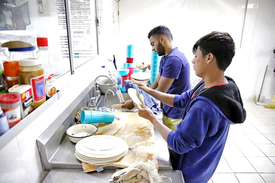 En centros de apoyo a migrantes, como Casanicolás, los beneficiados colaboran en las tareas de limpieza.