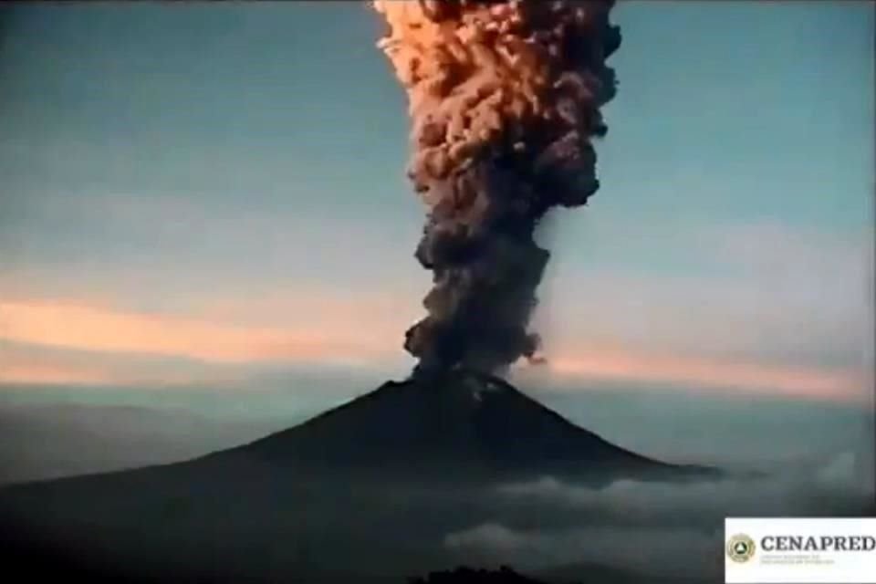 El volcán Popocatépetl emitió esta mañana una exhalación que dejó una columna de ceniza de más de 4 km de altura, según informó el Cenapred.