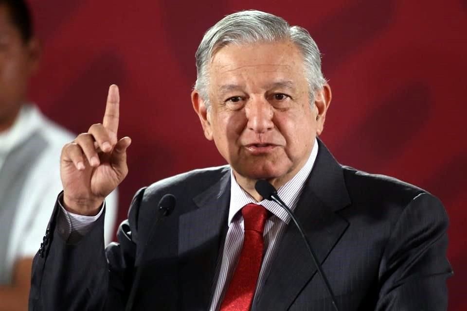Ante reproche de Barra de Abogados contra amago de AMLO por Santa Lucía, el Presidente dijo que entre más le impidan hablar será más claro.