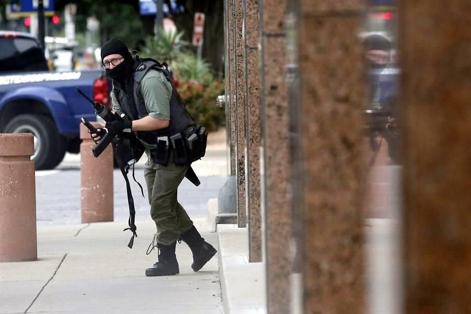Un fotógrafo del Dallas Morning News, Tom Fox, logró captar al atacante en pleno intercambio de fuego.