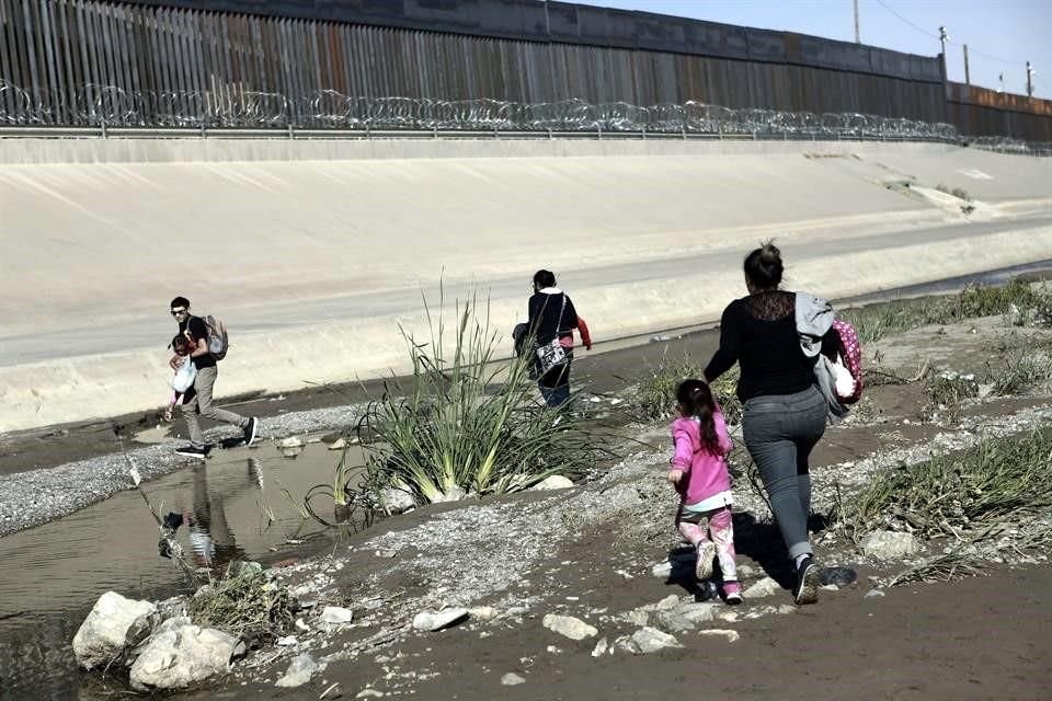 Migrantes cruzan hacia El Paso, Texas, desde el Río Bravo.