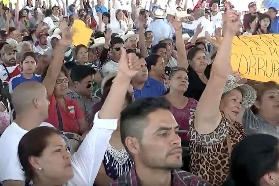 Junio 16. Asistentes al mitin de AMLO el domingo en Gómez Palacio alzan la mano para rechazar construir el Metrobús.
