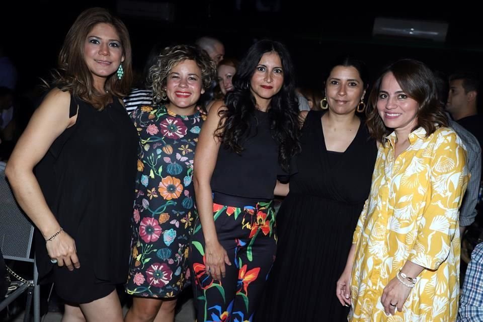 Alma Viera, Vange Cabrera, Sheyra Guajardo, Beatriz Limón y Paola Cuéllar