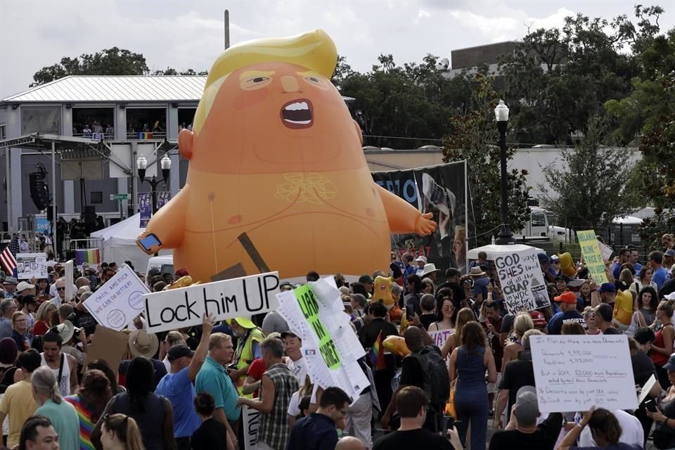 Un 'bebé Trump' inflable fue llevado por manifestantes en Orlando, Florida, antes del mitin del Mandatario.