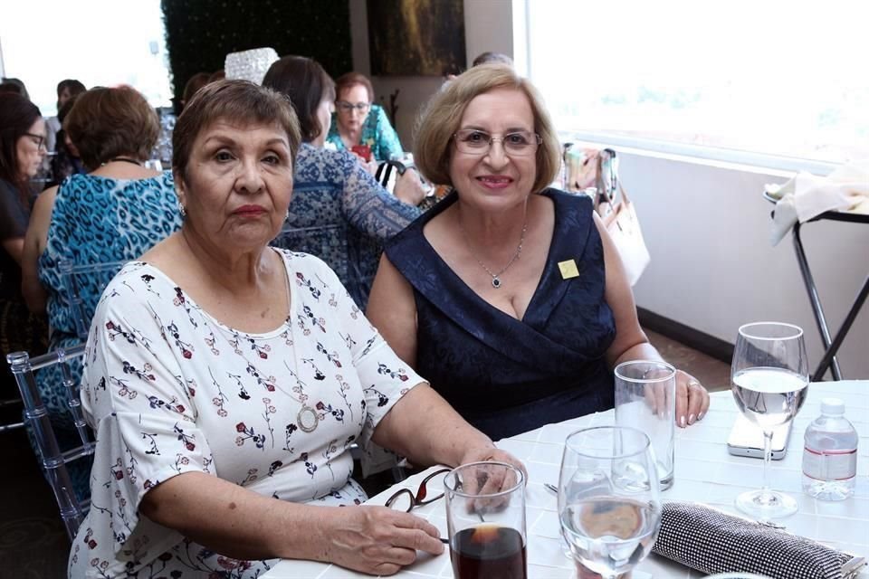 Juana Salinas Torres y Elia Guadalupe Treviño