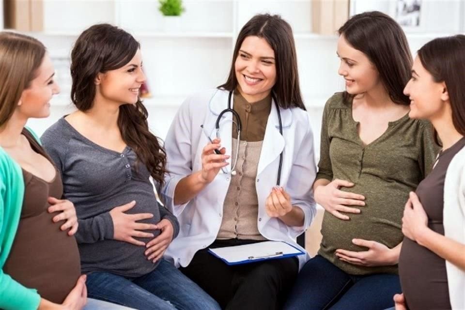 Las mujeres embarazadas comparten experiencias en el chequeo mensual.