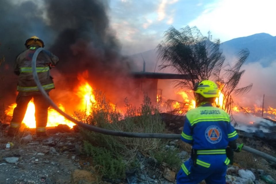 Elementos de Protección Civil de Santa Catarina y del Cuerpo de Bomberos trabajaron para sofocar las llamas.