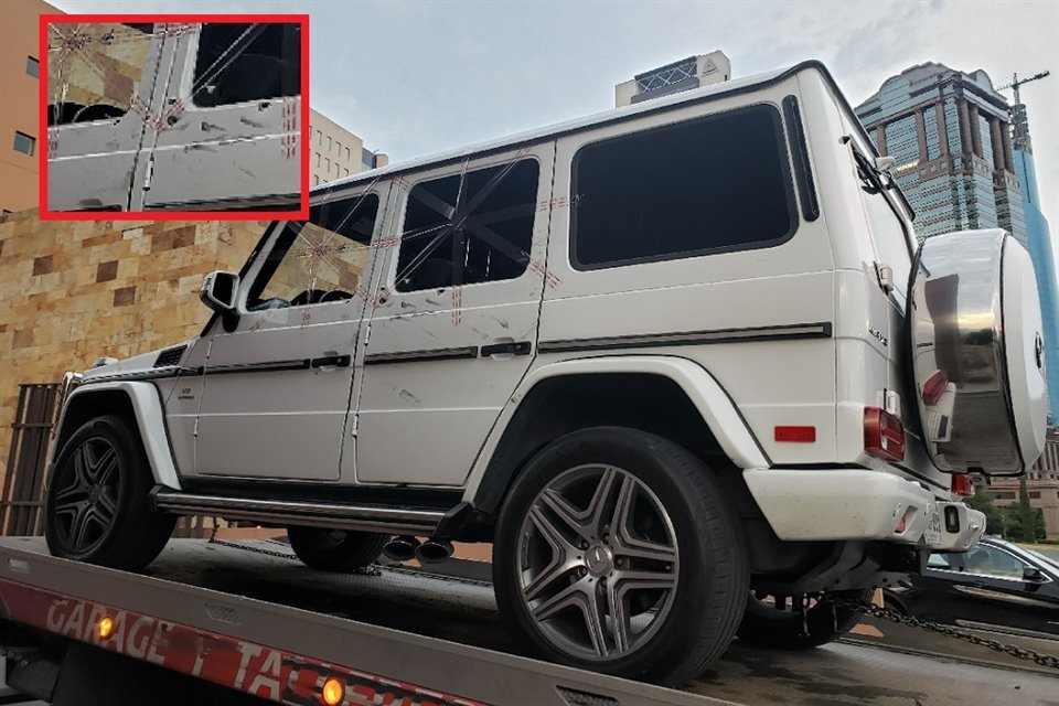 La camioneta Mercedes Benz quedó con los impactos de bala en el lado izquierdo.