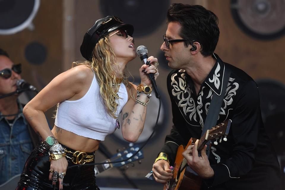 El británico, quien promueve su disco 'Late Night Feelings, cantó el domingo con Miley en Glastonbury.