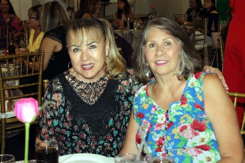 Katy Cavazos y Dora Elena Treviño de Fernández