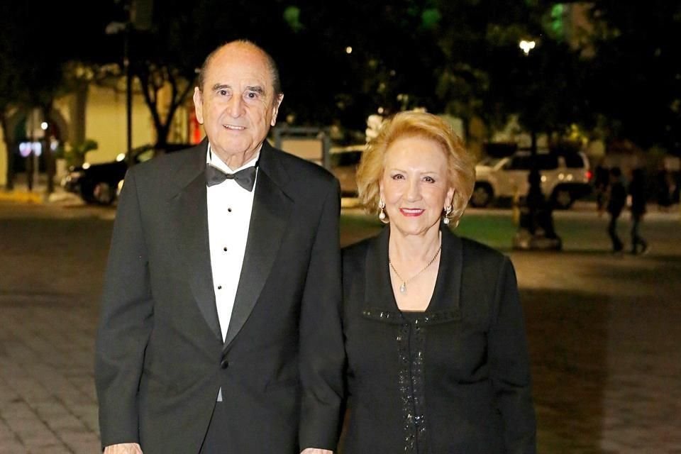 Hernán Sada Garza Evia con su esposa, Elisa Garza de Sada