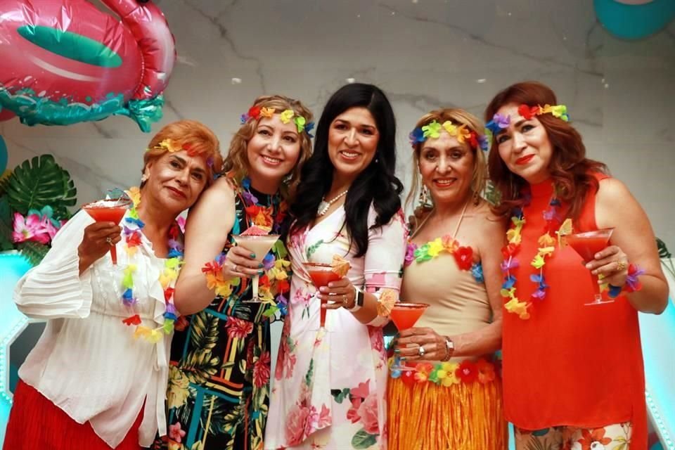 Susana Balderas de Nañez con sus amigas