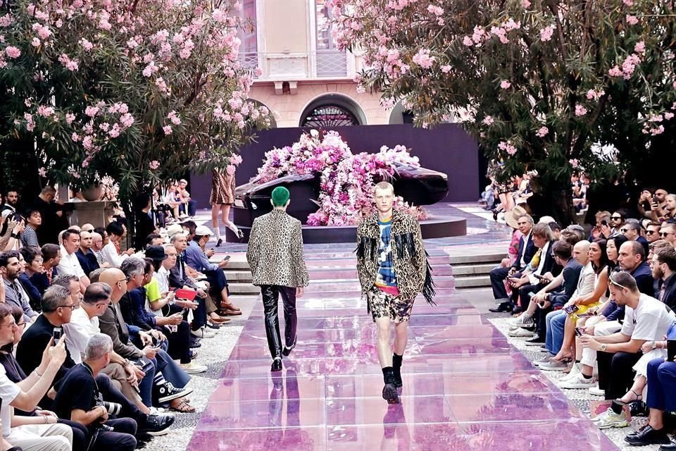 Alfredo Díaz,  modelo tapatío de 19 años de edad, hace su debut exclusivo con la colección SS20 de Versace durante la 'Fashion Week de Milán'.