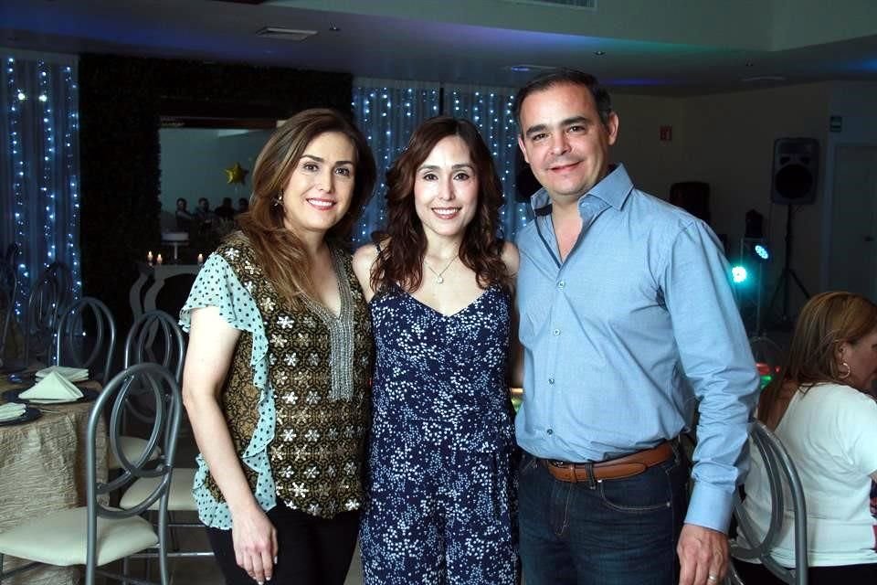 Gabriela Hinojosa, Claudia Hinojosa y Alfredo Páez