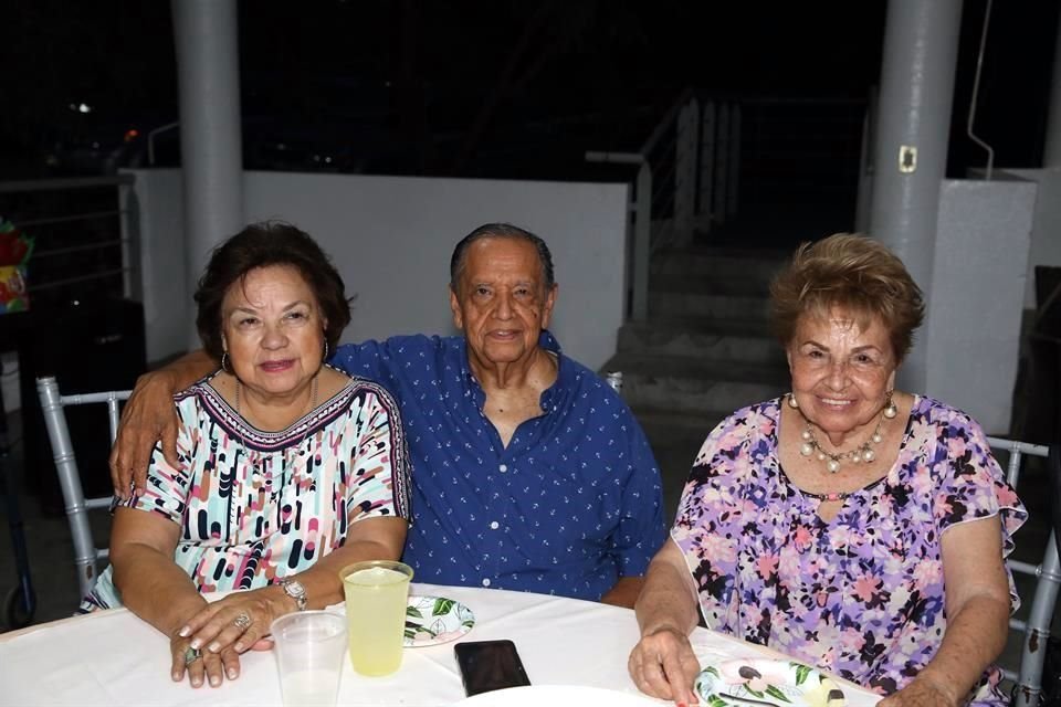 Elsa González de Arenas, Jorge Arenas y Ana Rosa Arenas de González