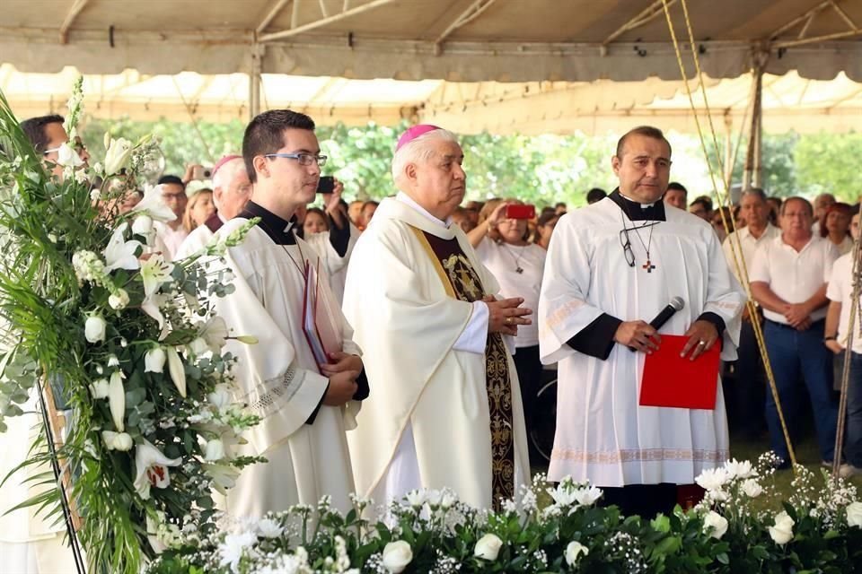 Misa de cuerpo presente de Padre Agustín Rojano, oficiada por Monseñor Rogelio Cabrera