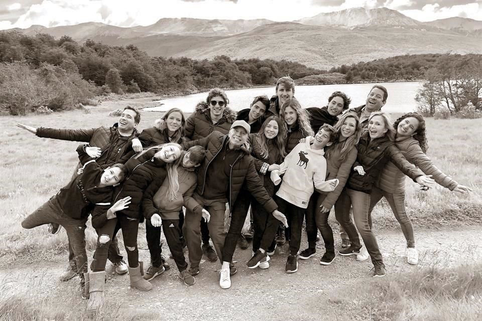 Fernando (atrás al centro) junto a varios integrantes de su familia paterna, durante las vacaciones de fin de año del 2018, en La Patagonia.