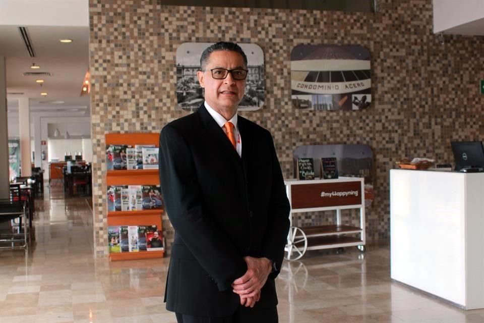 Óscar González López, doctor y conferencista