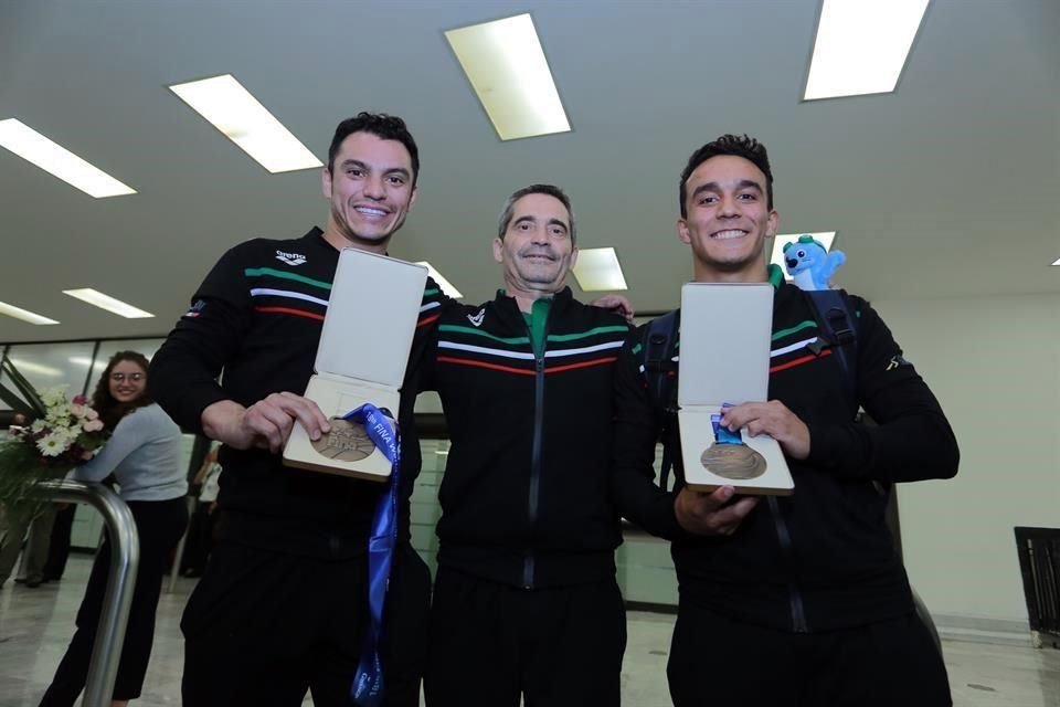 Yahel Castillo y Juan Celaya posaron con sus medallas mundiales.