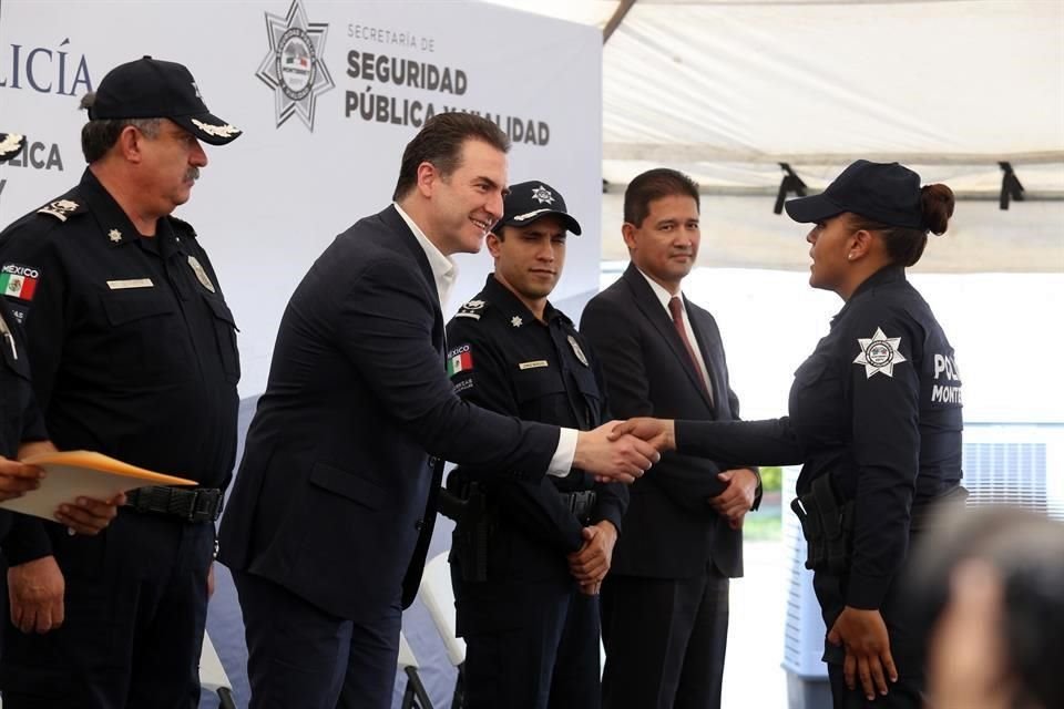 El Alcalde de Monterrey, Adrián de la Garza acudió a la graduación de policías en el Parque Alamey.