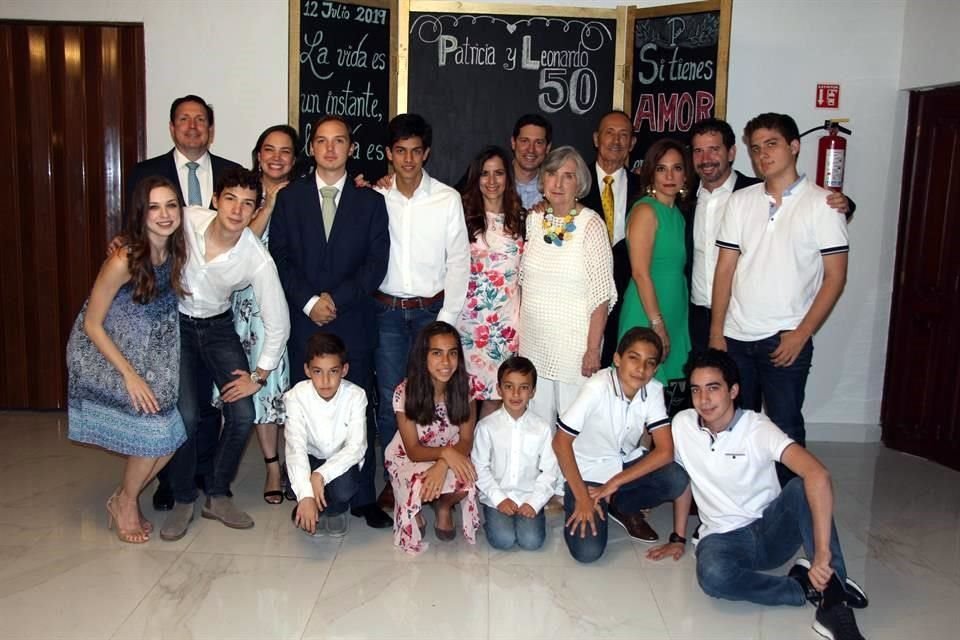 Patricia Ruiz de Castro y Leonardo Castro Herrera con su familia