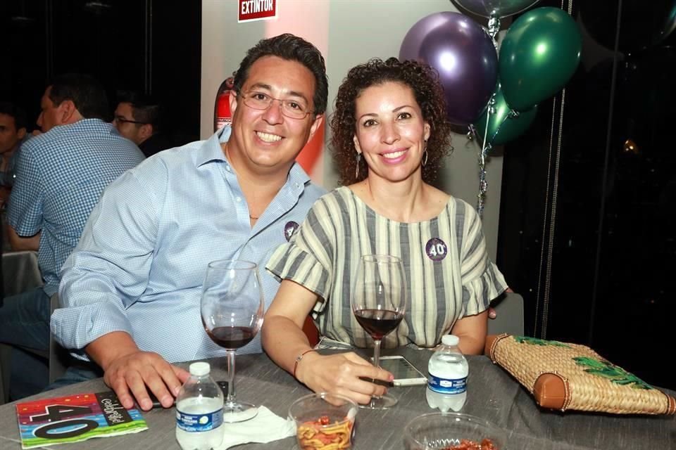 Carlos González y Adriana Hinojosa