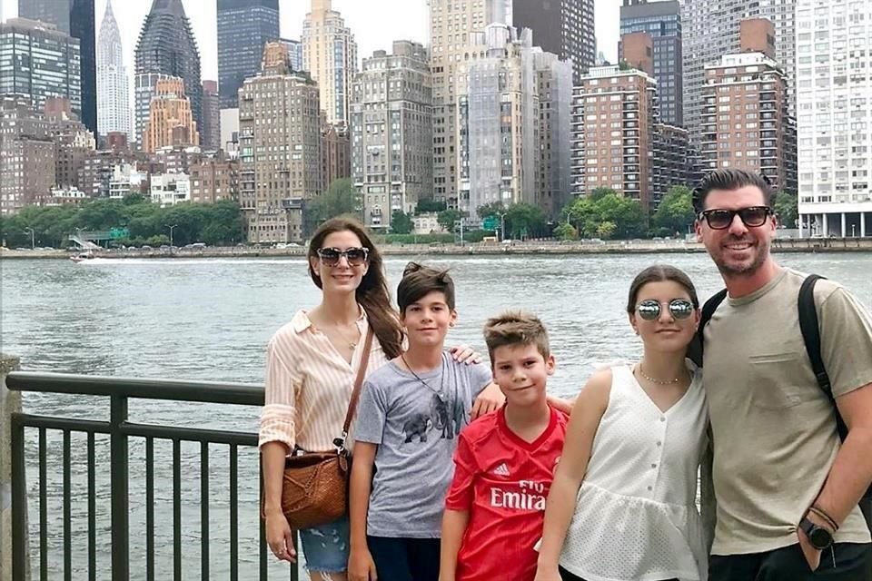 Morice Zablah y Maya Lobo de Zablah con su familia en Nueva York