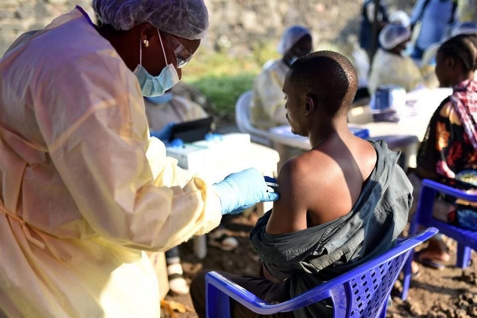 La OMS emitió una emergencia internacional por el brote de ébola registrado hace un año en el Congo, donde han muerto mil 676 personas.