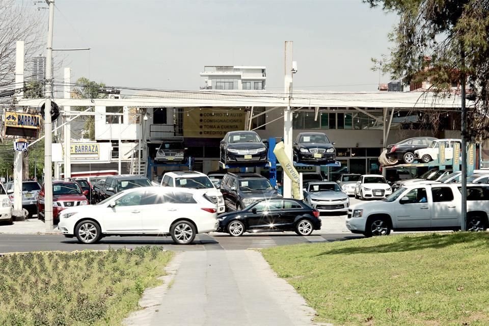 Dos casos nuevos de denuncias de fraude reportaron vecinos contra el lote de vehículos, Autos Barraza.